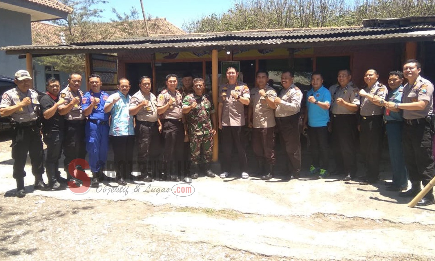 Kapolres Jember saat bersama para nelayan dan aparat Kecamatan Puger (Foto: Salman/SOROTPUBLIK)