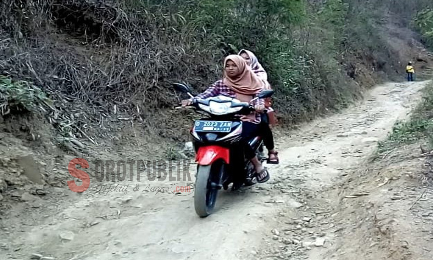 Kondisi Akses Jalan ke Cihanjawar menuju Desa Sukalaksana, Kecamatan Talengong, Kabupaten Garut, Jawa Barat (Foto: Asep Tedy/SOROTPUBLIK)