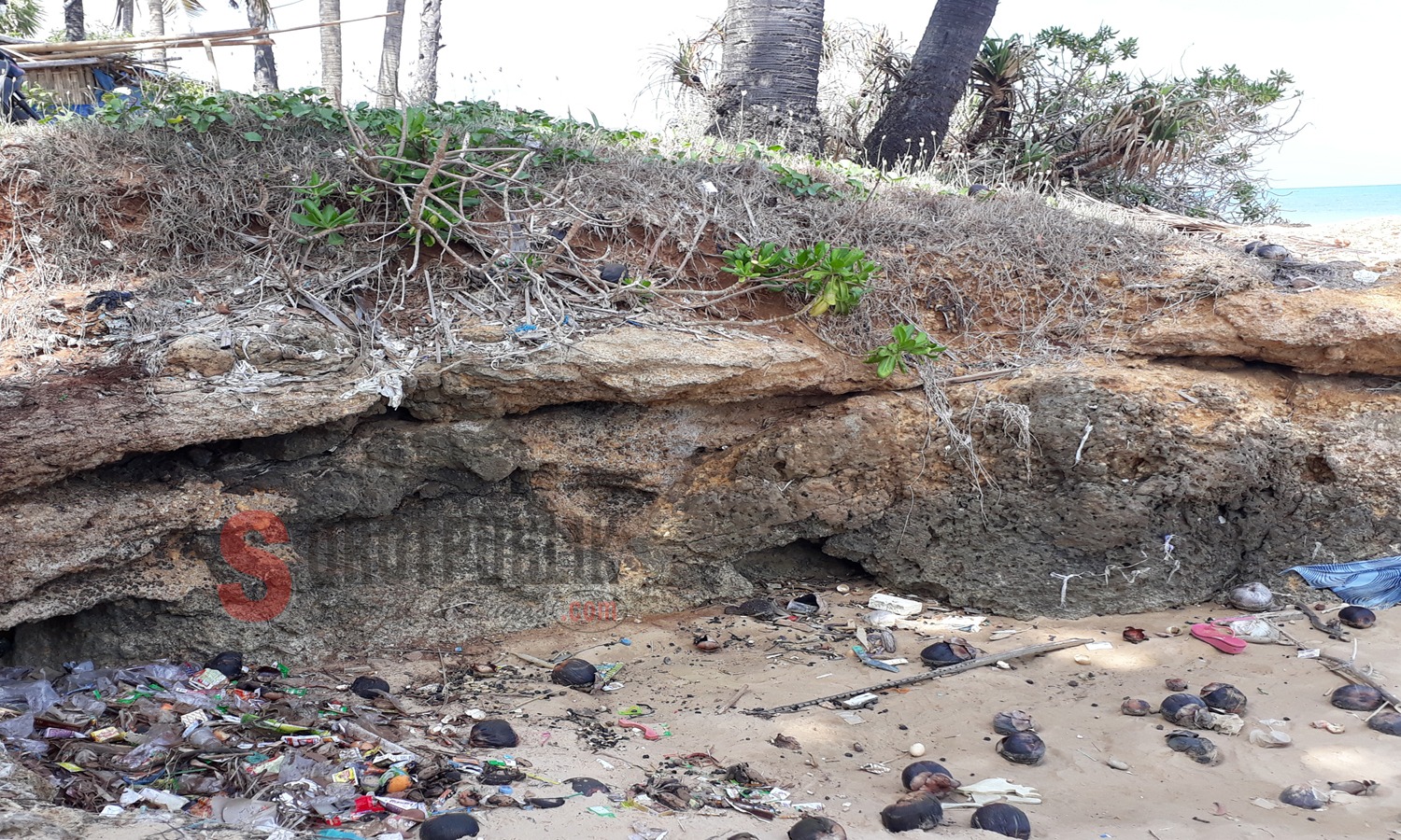 Kondisi Pantai Tana Ros di Kecamatan Ambunten yang saat ini bersampah (Foto: Br/SOROTPUBLIK)