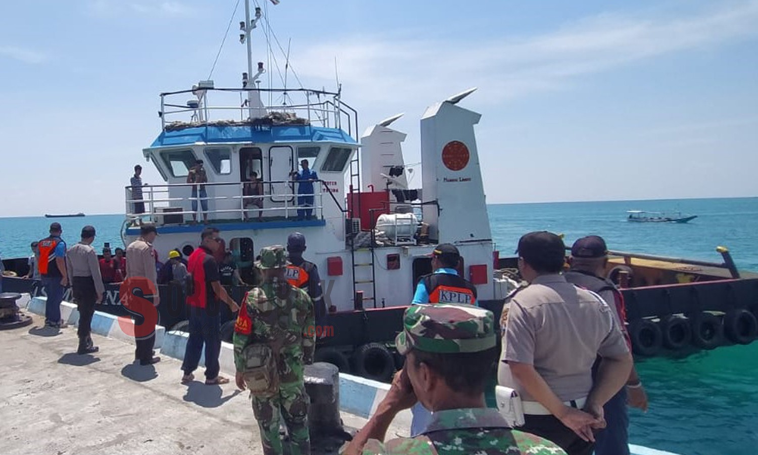 Para korban saat di evakuasi ke Pulau Masalembo (Foto: Humas Polres Sumenep)