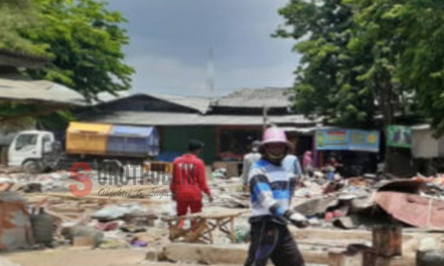 Para pedagang di Pasar Anom Kabupaten Sumenep saat mengais sisa puing-puing yang tersisah (Foto: Ahmad)