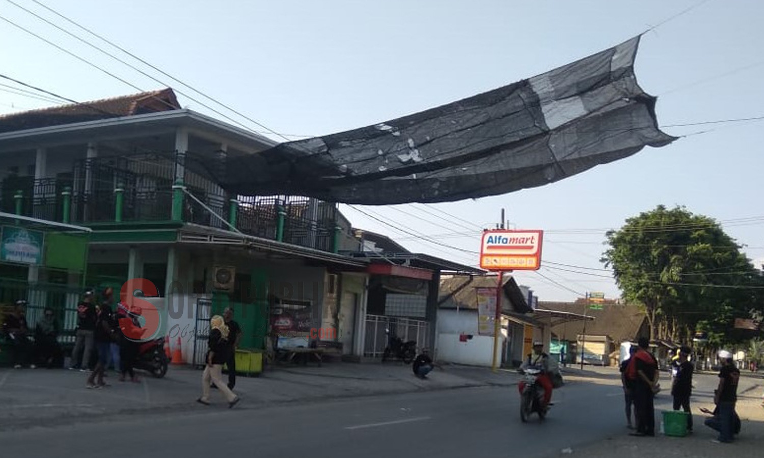 Sejumlah anggota Laskar Pantai Selatan saat bagi-bagi nasi kotak di depan Masjid Al-Hikmah (Foto: Salman/SOROTPUBLIK)