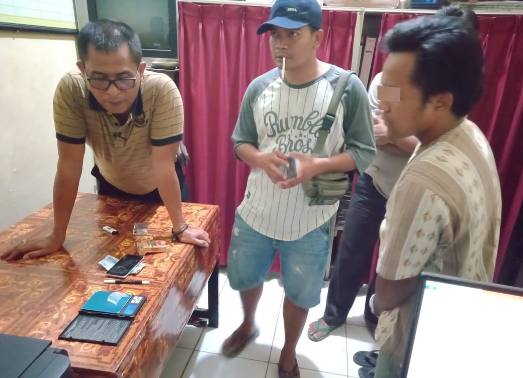 Tersangka B, saat ditunjukkan barang bukti, Foto (Humas Polres Sumenep)