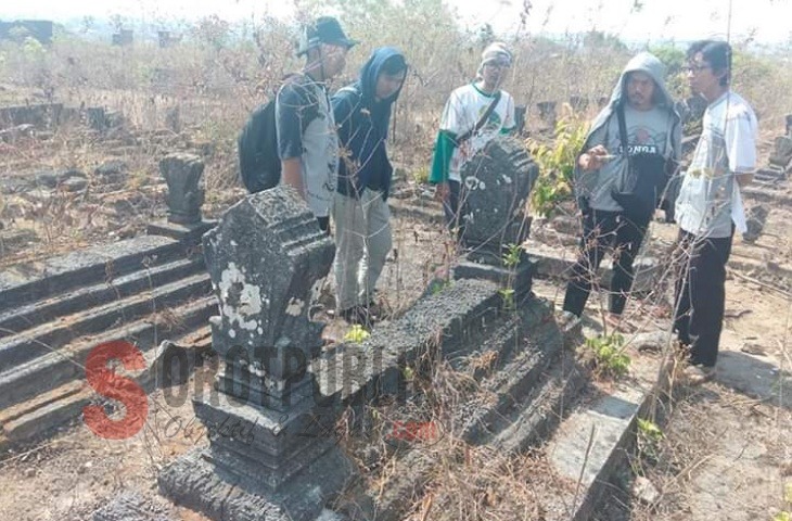 Tim Ngoser saat berhasil mengidentifikasi pasarean Raden Ardikusumo I di Asta Tinggi. (Foto Sidi Mufi Imam/SorotPublik)