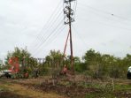 Saat petugas PLN Rayon Ambunten bersiap memperbaiki kabel listrik yang tersambar petir