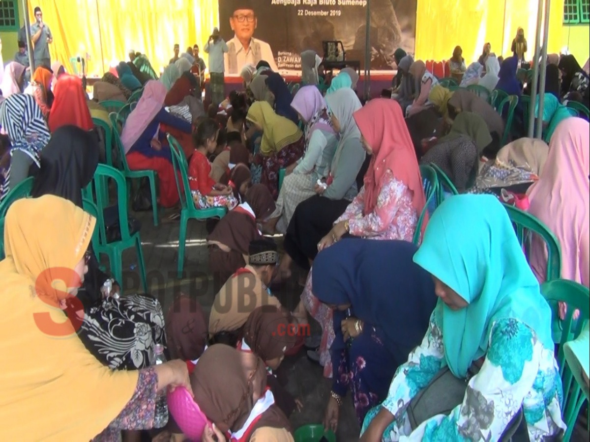 Puluhan siswa saat membasuh kaki ibunya di halaman PP Attaufiqiyah (Foto: Hairul/SOROTPUBLIK)