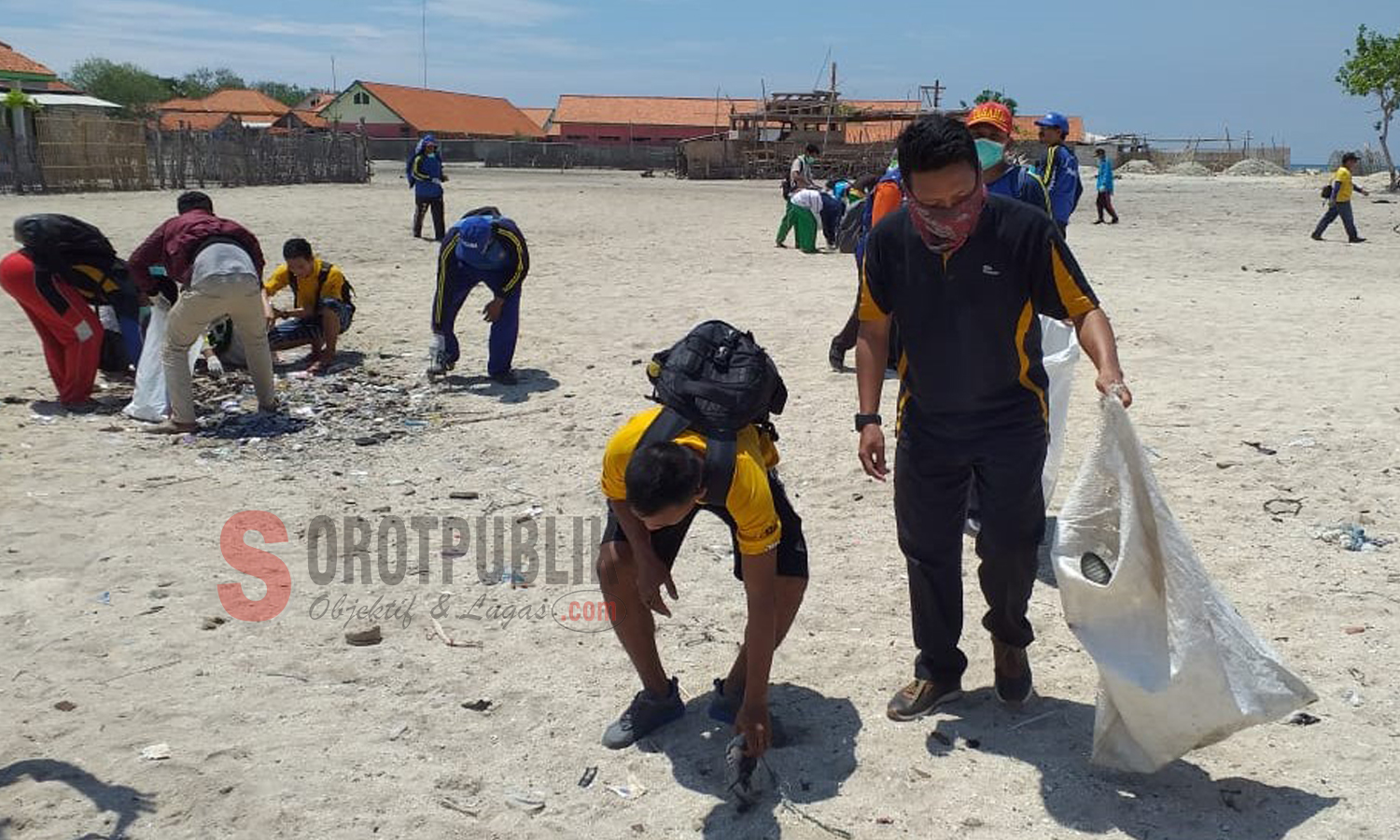 Ketua LMS Hernandi Kusumahadi, memegang zak mengumpulkan sampah di Pantai Mandangin (Foto: Is/SOROTPUBLIK)