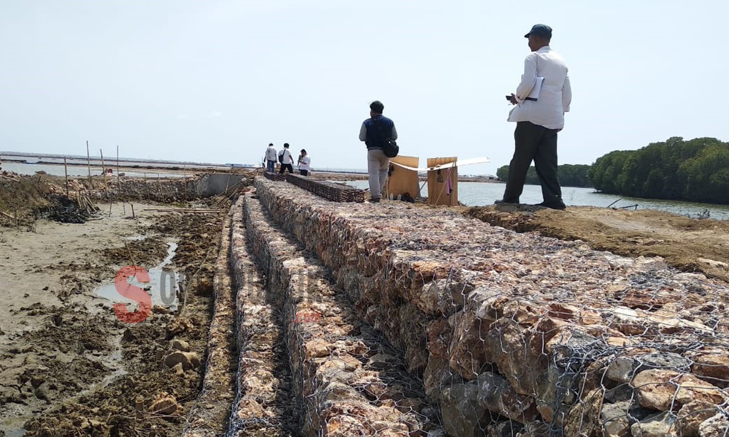 Proses normalisasi dan rehabilitasi saluran pembuangan air di Desa Gunggung (Foto: Hairul/SOROTPUBLIK)