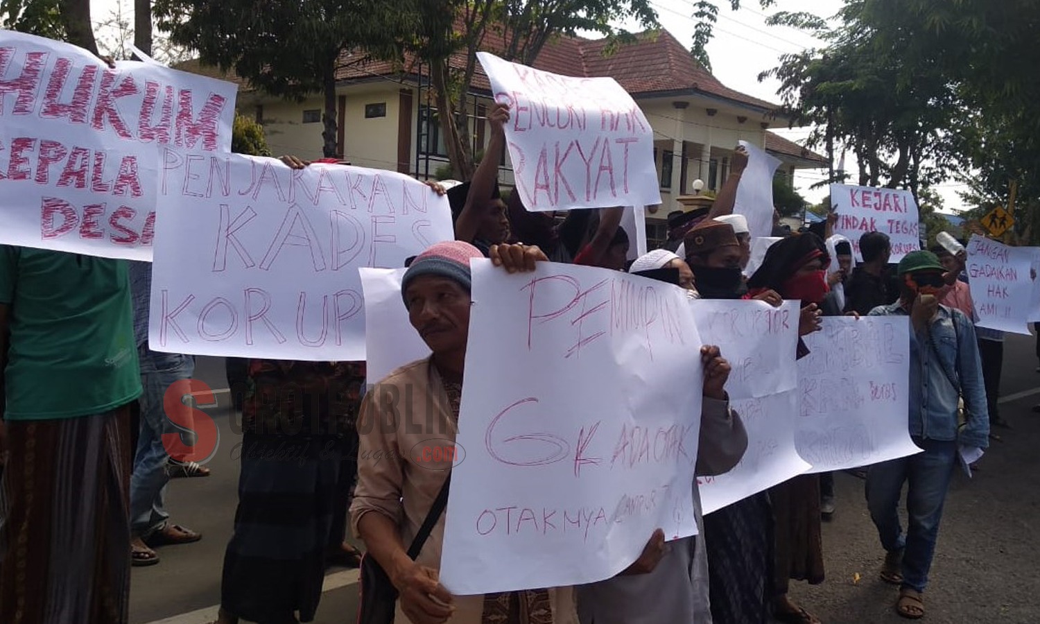 Puluhan warga Desa Pragaan Daya, Kecamatan Pragaan saat didepan Kantor Kejari Sumenep (Foto: Andy)