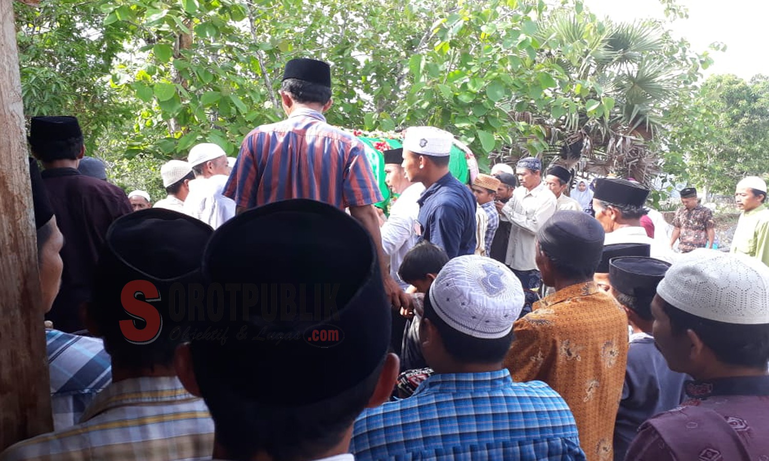 Saat ratusan warga Dasuk antarkan jenazah KH. Ma'mum Marzuki (Foto: Heri/SOROTPUBLIK)