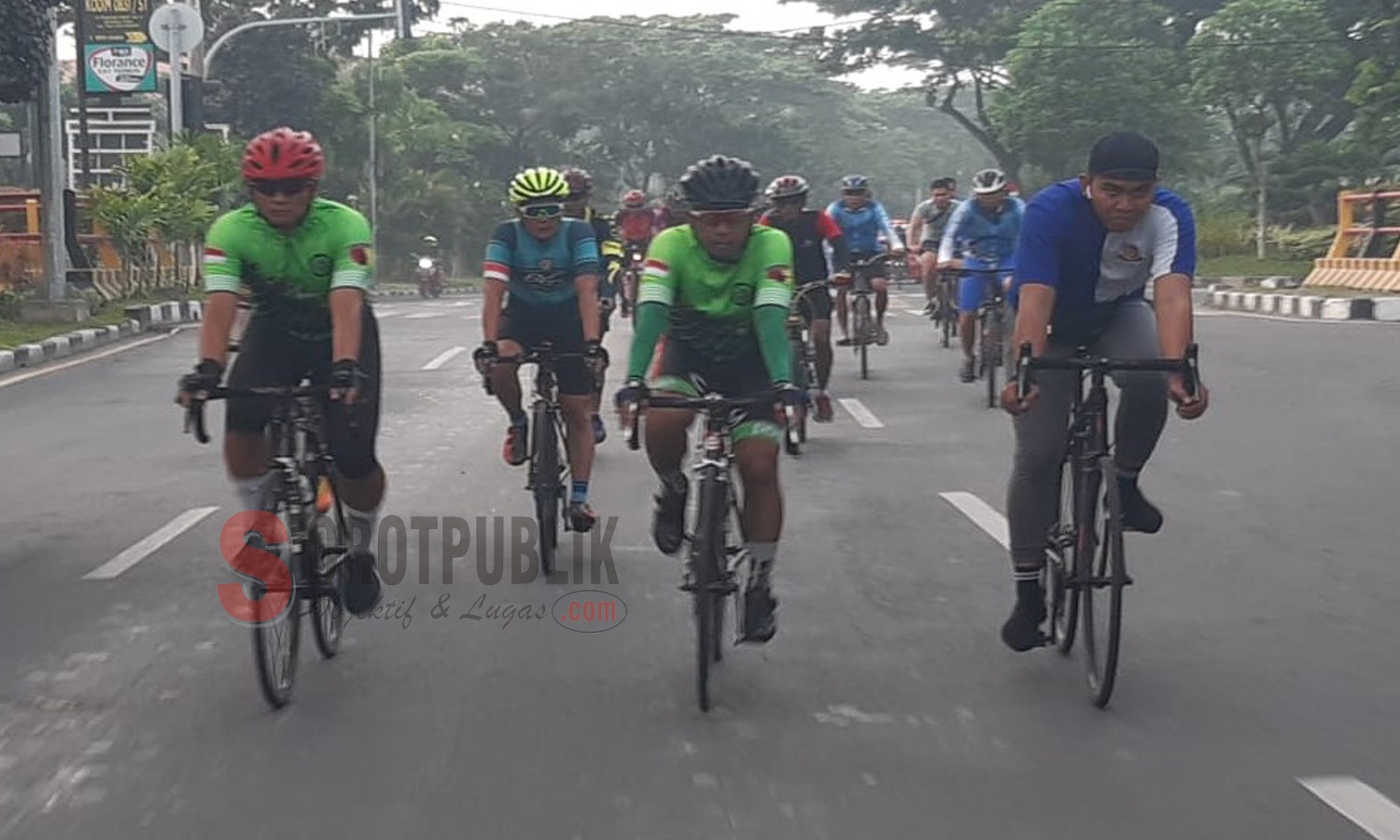 Danrem 084 Bhaskara Jaya saat bersepeda dan menyapa masyarakat Surabaya dan Bangkalan (Foto: HD)