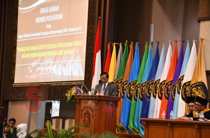 Menko Polhukam Mahfud MD saat menyampaikan orasi ilmiah pada acara Dies Natalis Ke-57 Unibraw Malang, Minggu (05/05/2020). (Foto for SorotPublik)