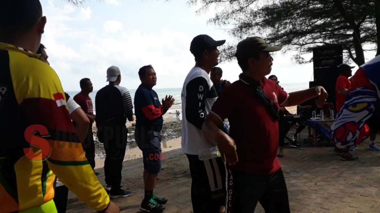 Sejumlah anggota Polres Sumenep saat joget bersama Kapolres di Pantai Slopeng (Foto: Br/SOROTPUBLIK)