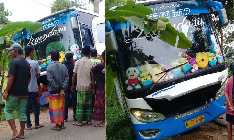 Saat para penumpang dan warga bergotong royong evakuasi bus yang oleng (Foto: Yus/SOROTPUBLIK)