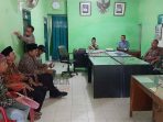 Sejumlah wali murid SDN Ambunten Timur III saat datangi pengawas pendidikan