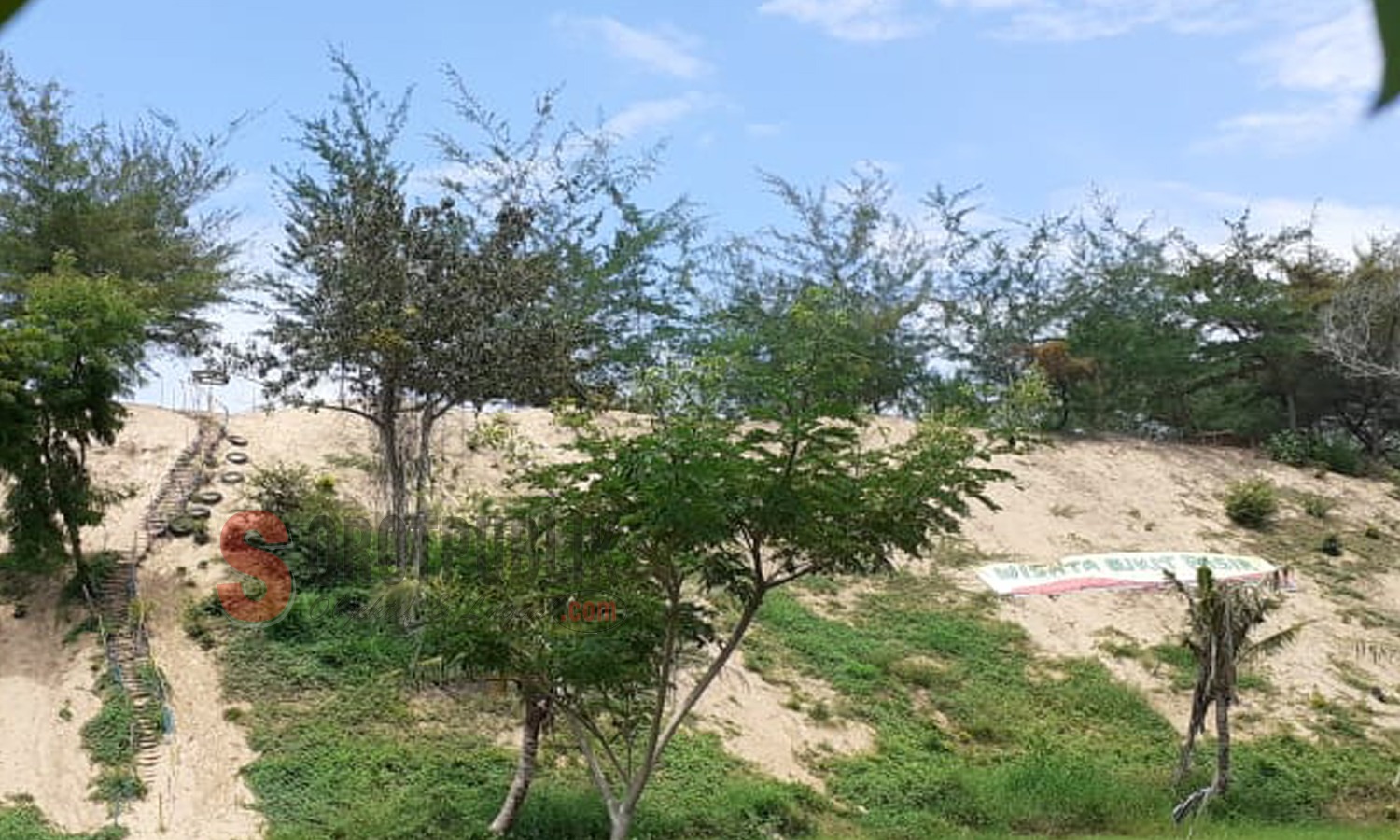 Bukit Pasir Slopeng di Desa Semaan, Kecamatan Dasuk, Sumenep