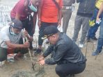 Bupati Sampang saat ikut serta tanam magrove