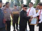 Bupati Sumenep, Wakil Bupati Sumenep dan Kapolres Sumenep saat berikan penghargaan kepada para anggota Polres