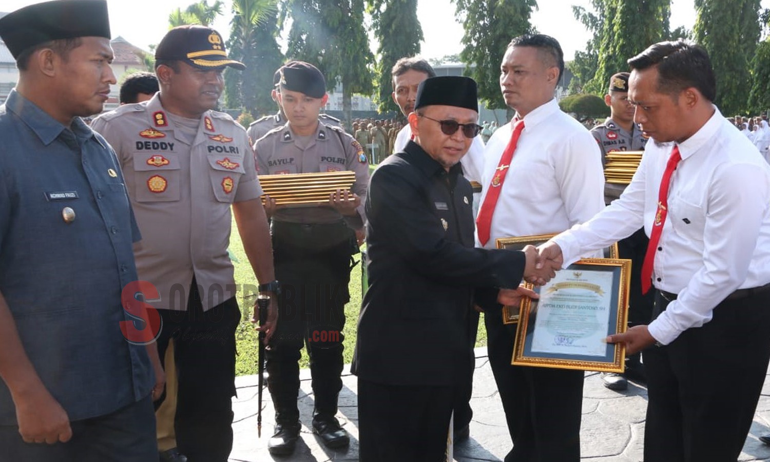 Bupati Sumenep, Wakil Bupati Sumenep dan Kapolres Sumenep saat berikan penghargaan kepada para anggota Polres (Foto: Humas Sumenep)