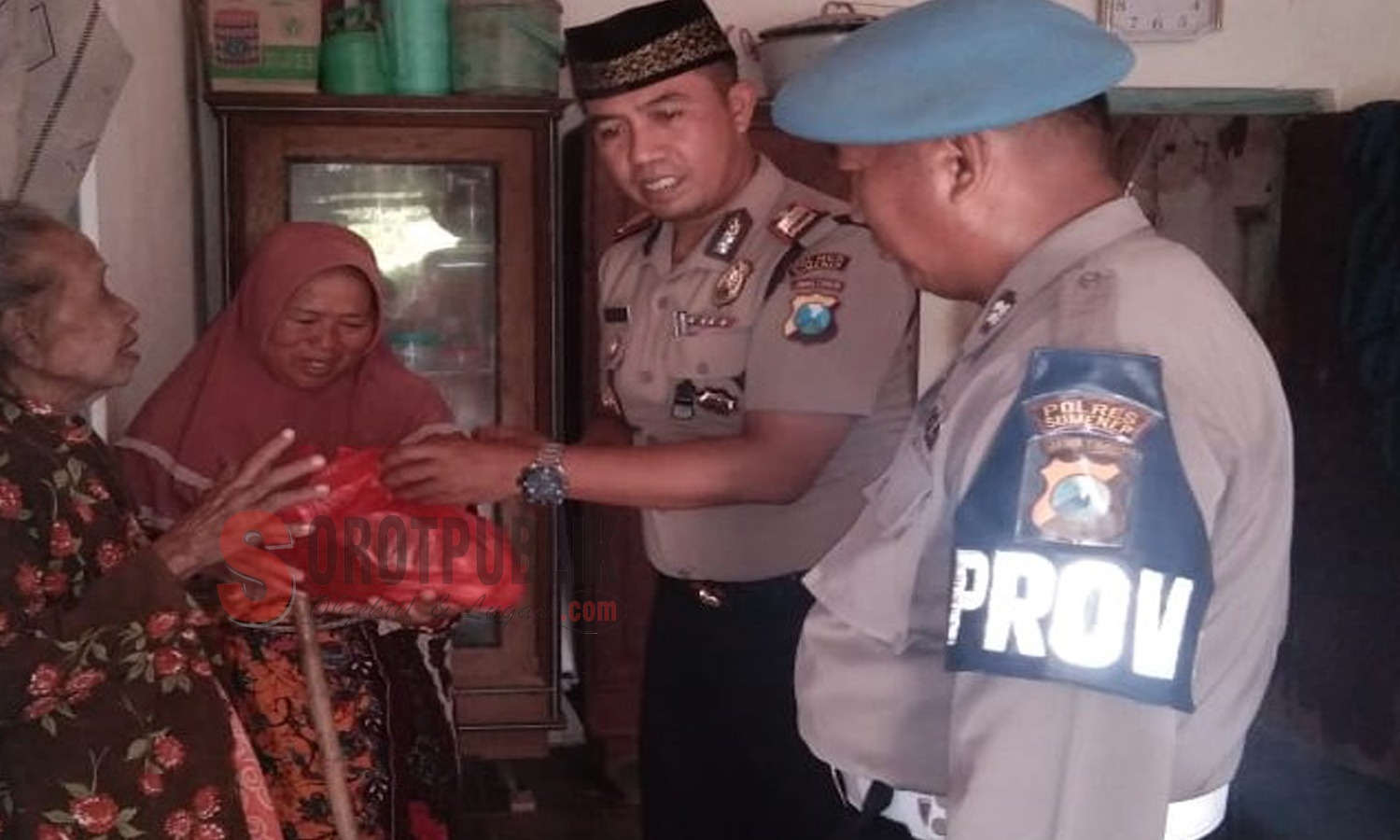 Kapolsek Dasuk saat sambangi kediaman Nenek Salati (Foto: Dokumen Polsek Dasuk)