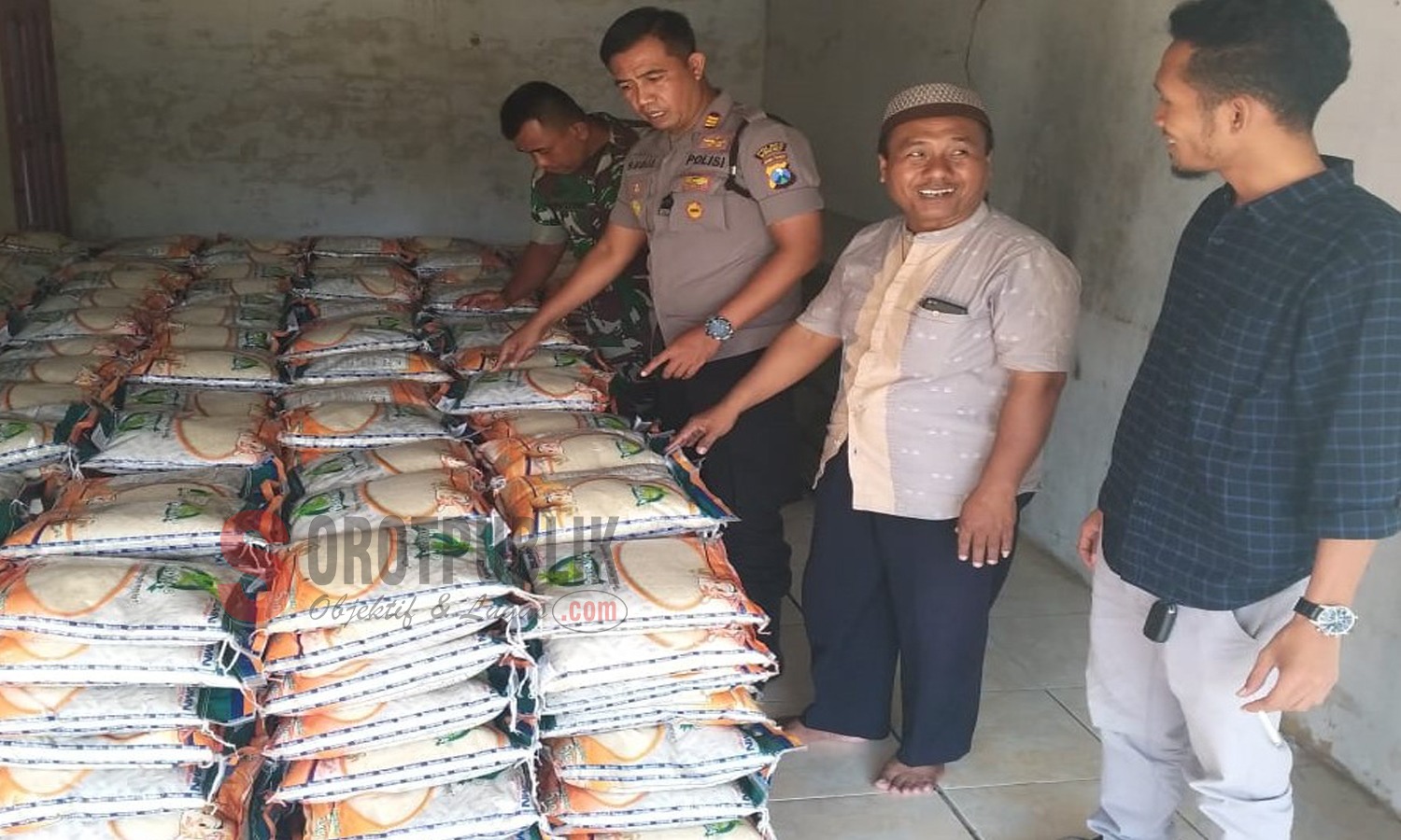 Kapolsek Dasuk saat tinjau BPNT di Desa Kecer (Foto: Polsek Dasuk)
