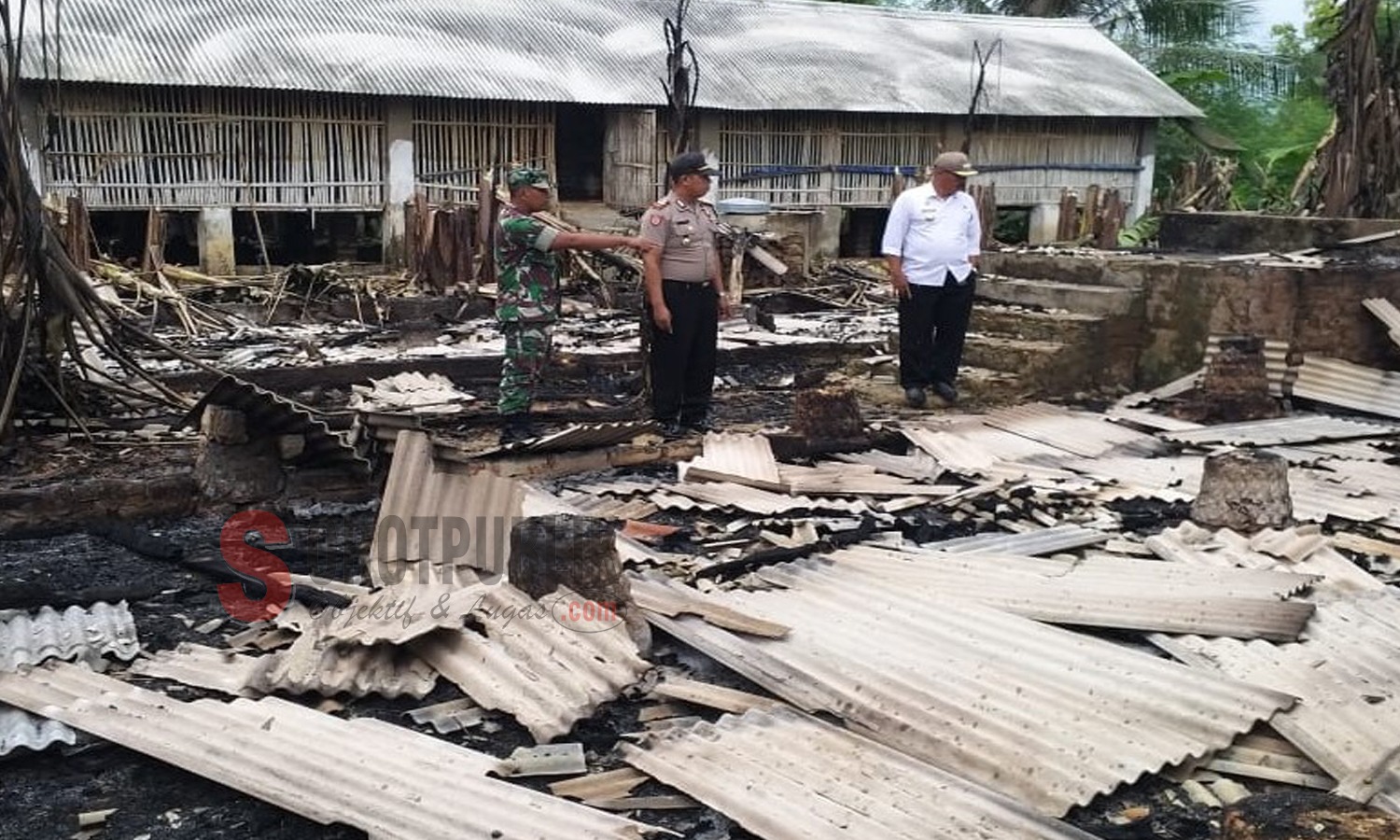 Kapolsek Dasuk saat tinjau kandang ayam yang dilalap sijago merah (Foto: Dokumen Polsek Dasuk)