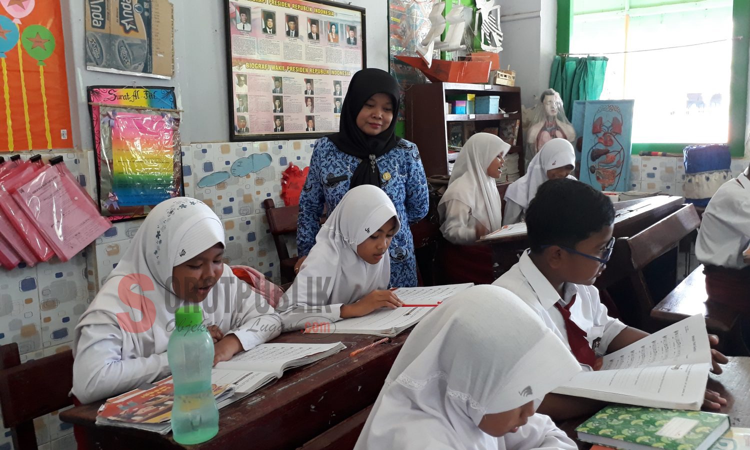 Kepsek SDN Marengan Daya I saat tinjau para siswa siswinya (Foto: Br/SOROTPUBLIK.COM)