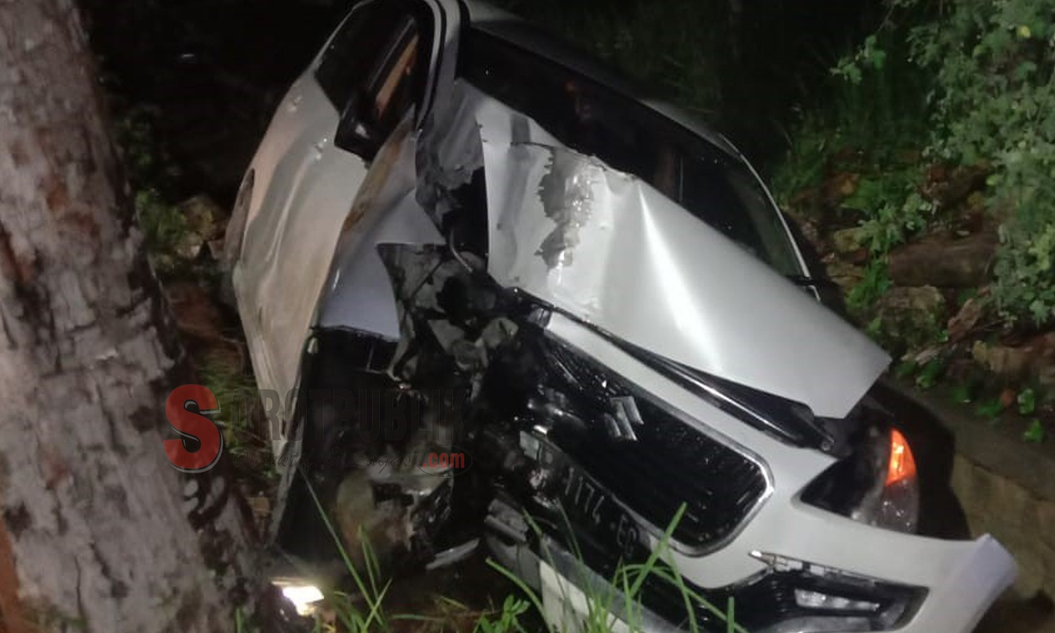 Mobil Suzuki Ertiga yang mengalami kecelakaan di Kecamatan Batuan (Foto: Humas Polres Sumenep)