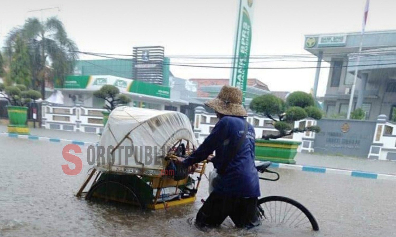 Tukang becak saat terobos banjir di ruas Jalan Kecamatan Kota Sumenep (Foto: Kiriman dari warga)