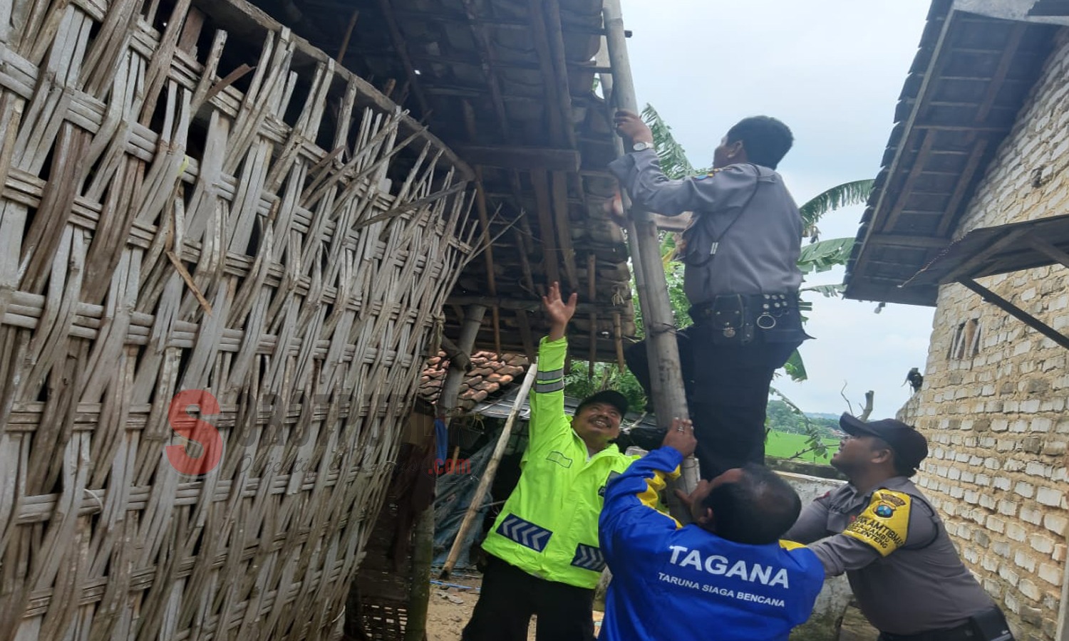 Polsek Lenteng saat bantu korban angin puting beliung (Foto: Dokumen Polres Sumenep)