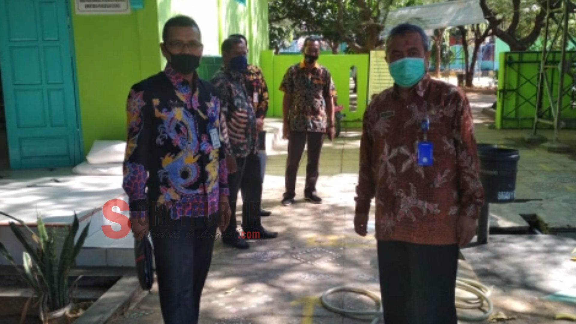 Kepsek SMAN Gapura saat menerima kunjungan Camat Gapura dalam pantauan protab Covid-19, Foto: Humas SMAN Gapura