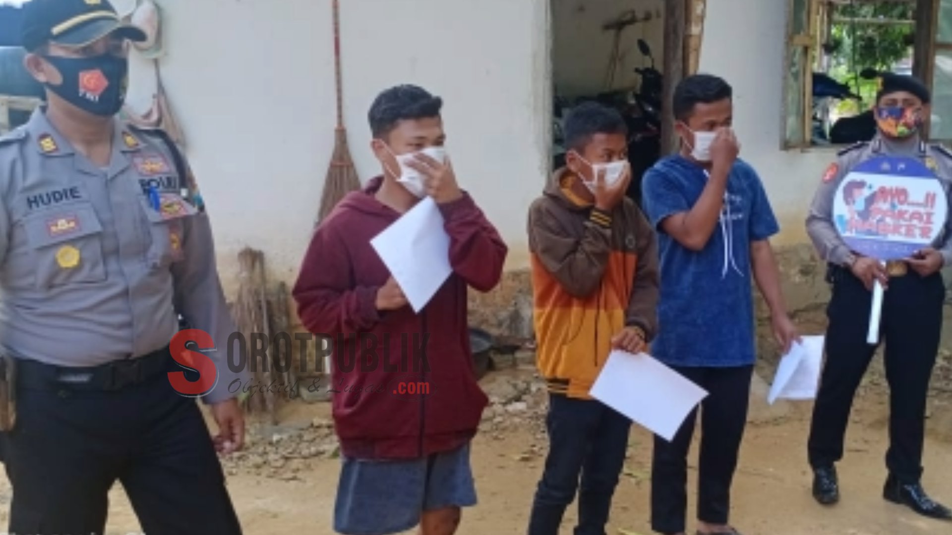 Kapolsek Dasuk saat mendampingi warga yang kena sanksi tertulis, Foto: Humas Polsek Dasuk