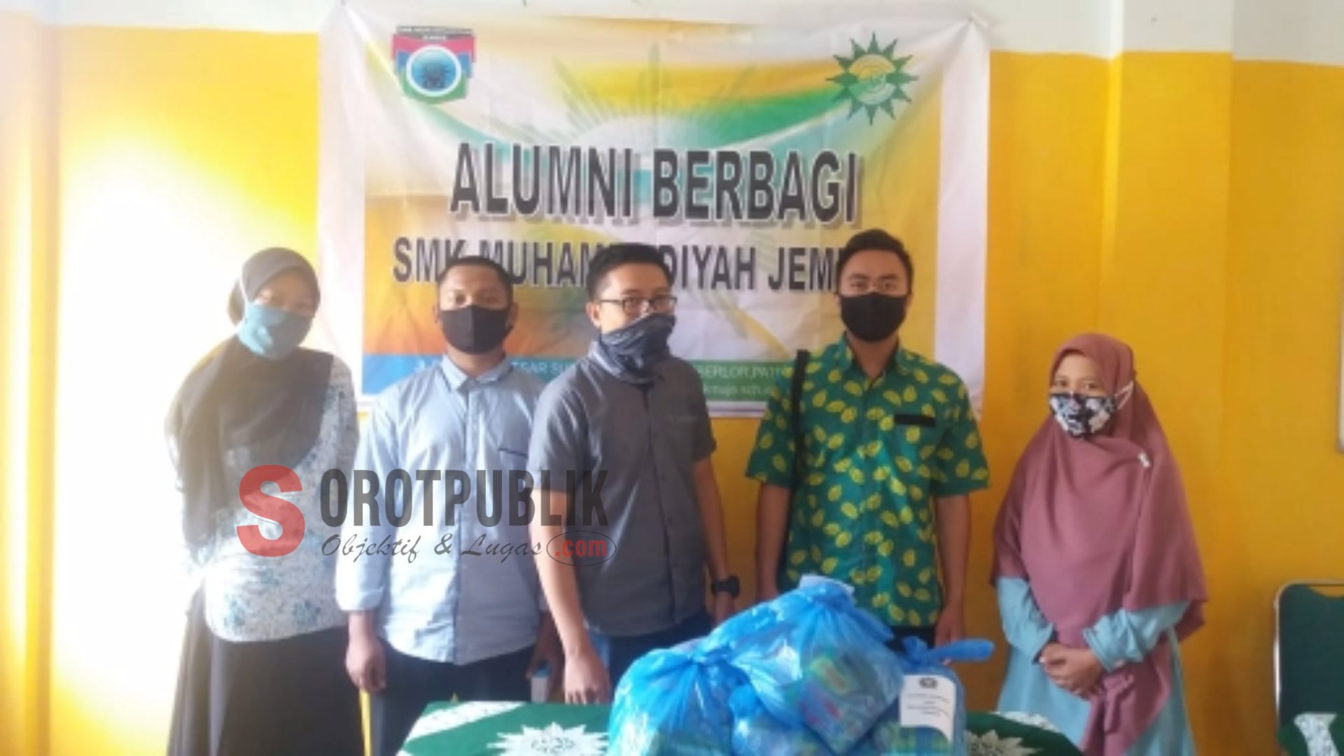 Alumni dan pihak SMK Muhammadiyah Jember foto bersama, Foto: Slamet {sorotpublik.com}