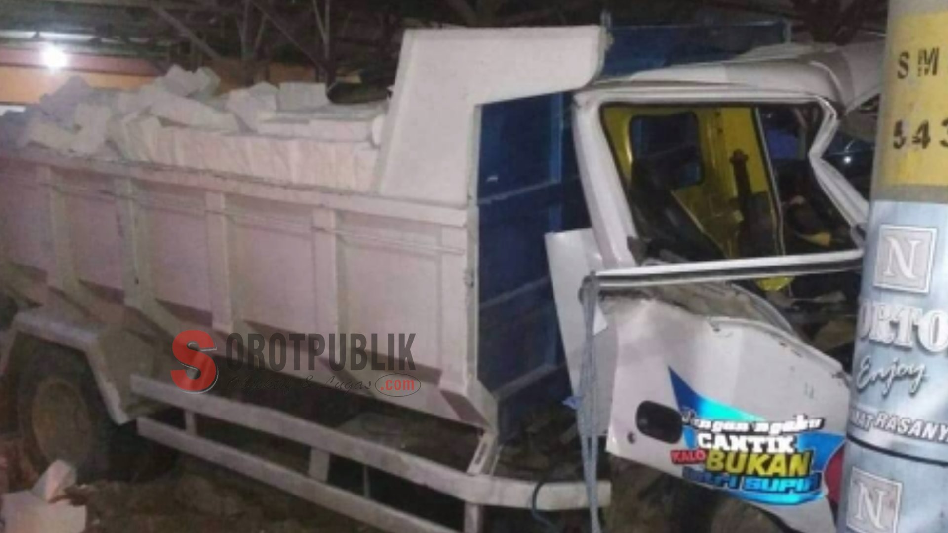 Damptruk yang mengalami kecelakaan di Jalan Raya Pamekasan Sumenep