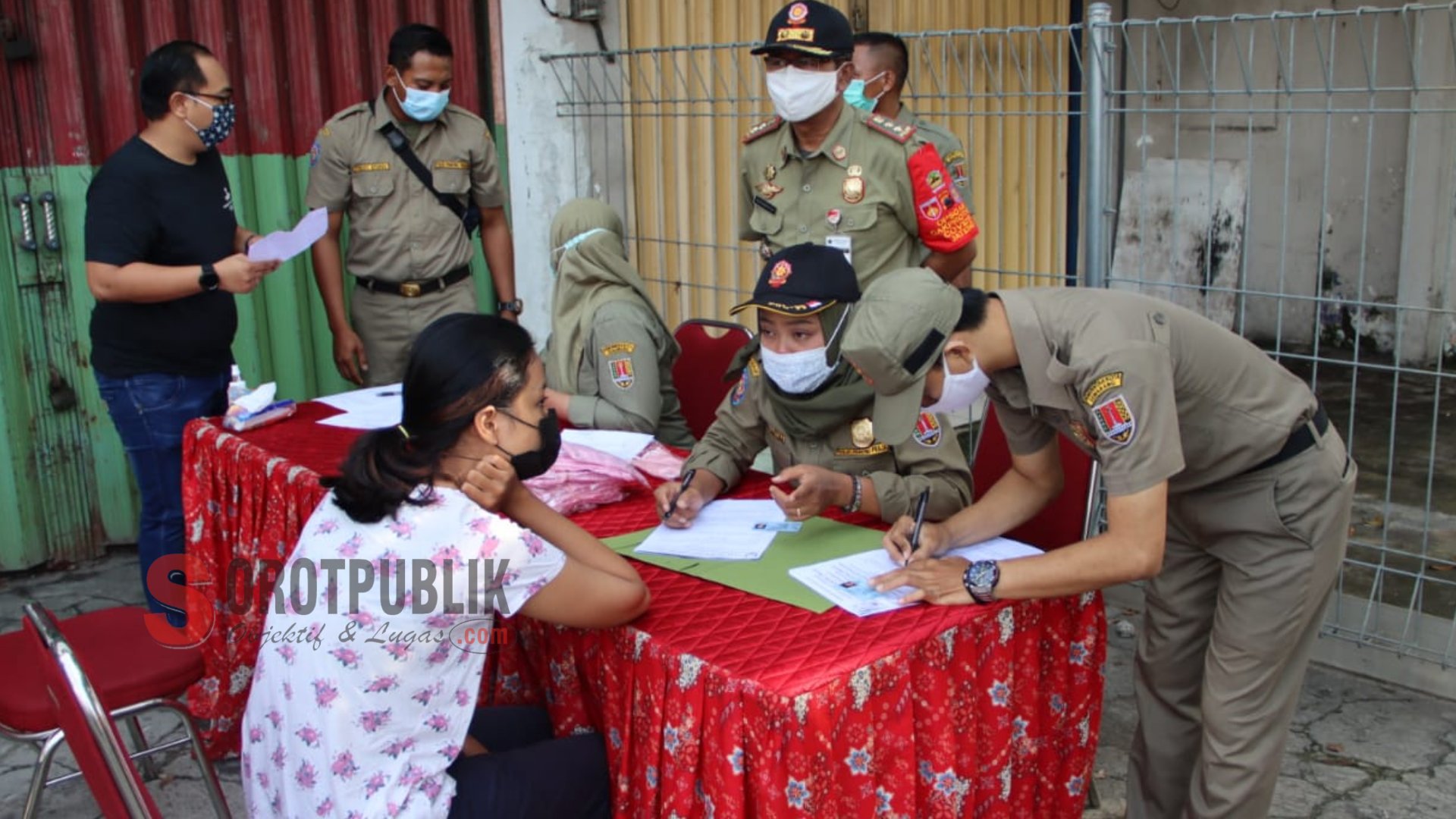 Personel Satpol PP Provinsi Jawa Tengah saat melakukan operasi yustisi di Kota Semarang