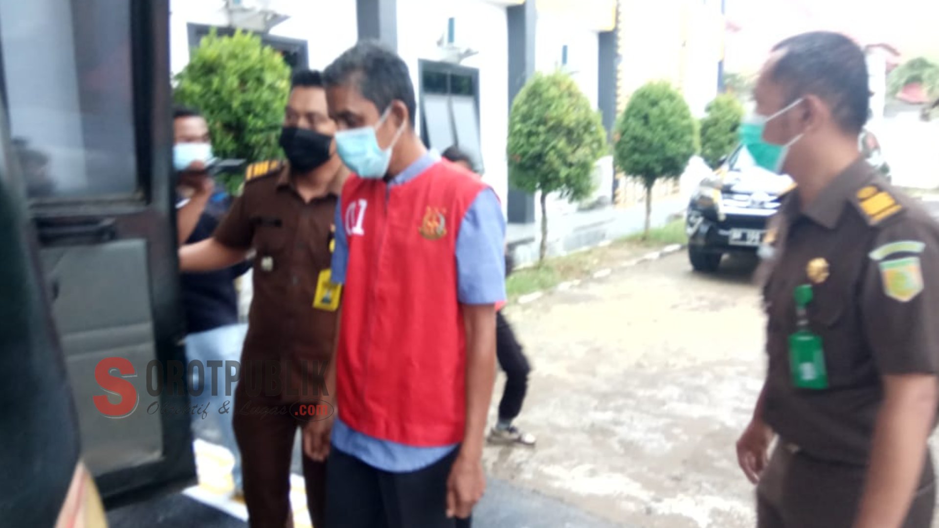 Saat PJS Kades Sungai Tering dibaea ke Rutan Polres Tanjung Jabung Timur