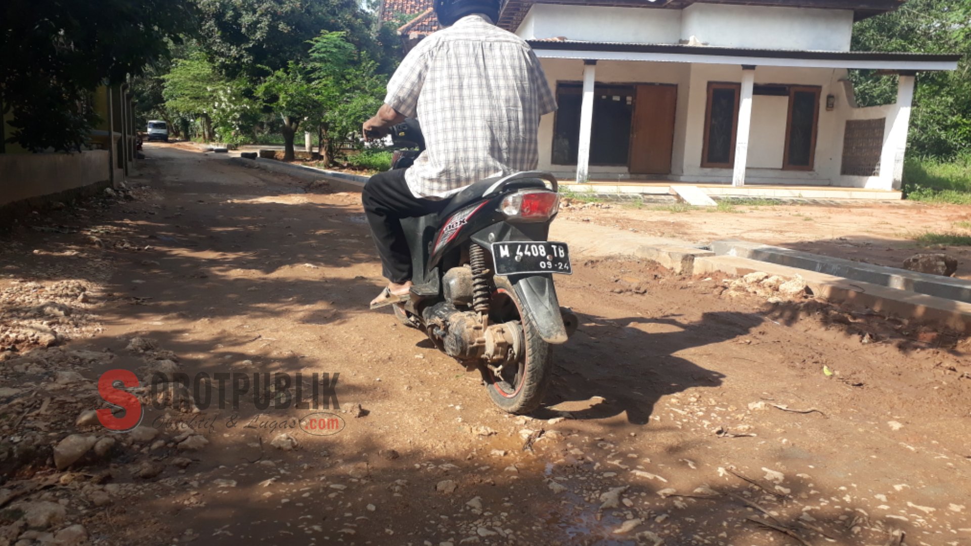 Kondisi jalan yang menuju 3 desa di Kecamatan Dasuk yang rusak parah.