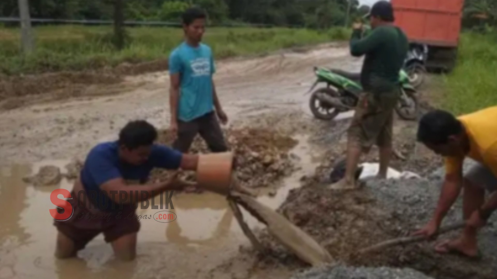 Akses Jalan perbatasan Kecamatan Mendahara Ulu dan Kecamatan Geragai, Kabupaten Tanjung Jabung Timur, Jambi yang rusak parah.