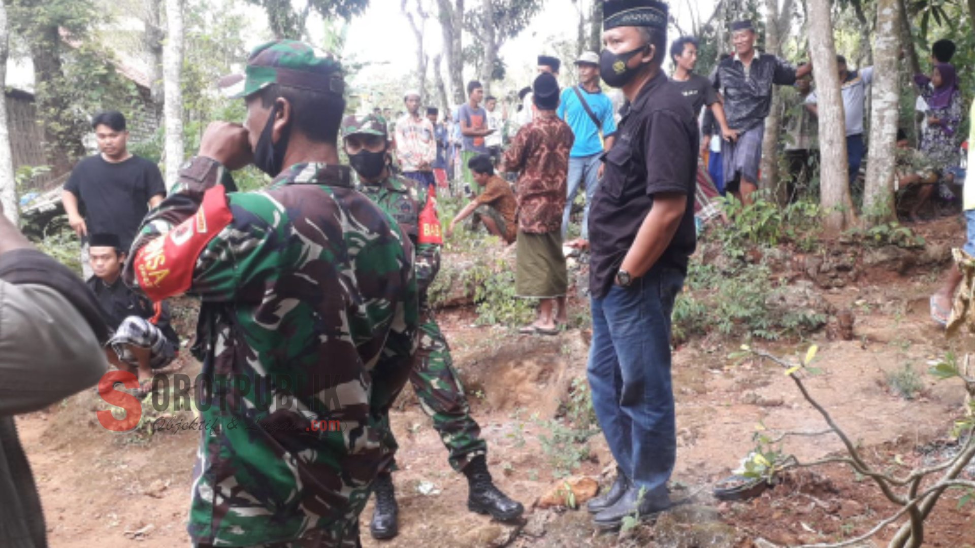 Sejumlah warga memadatai rumah pelaku.