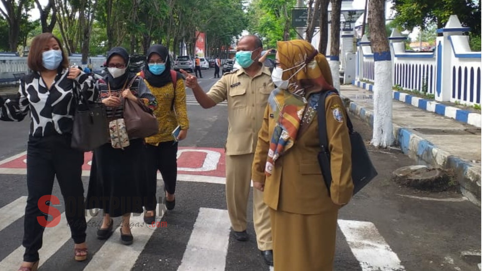 Para tim penilai Kementerian PPA saat didampingi Hj. Umi Hanik Laila, Kepala Bappelitbangda Sampang (Foto: Is)