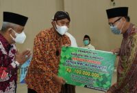 Secara simbolis Bupati Sumenep menyerahkan bantuan kepada para guru ngaji.