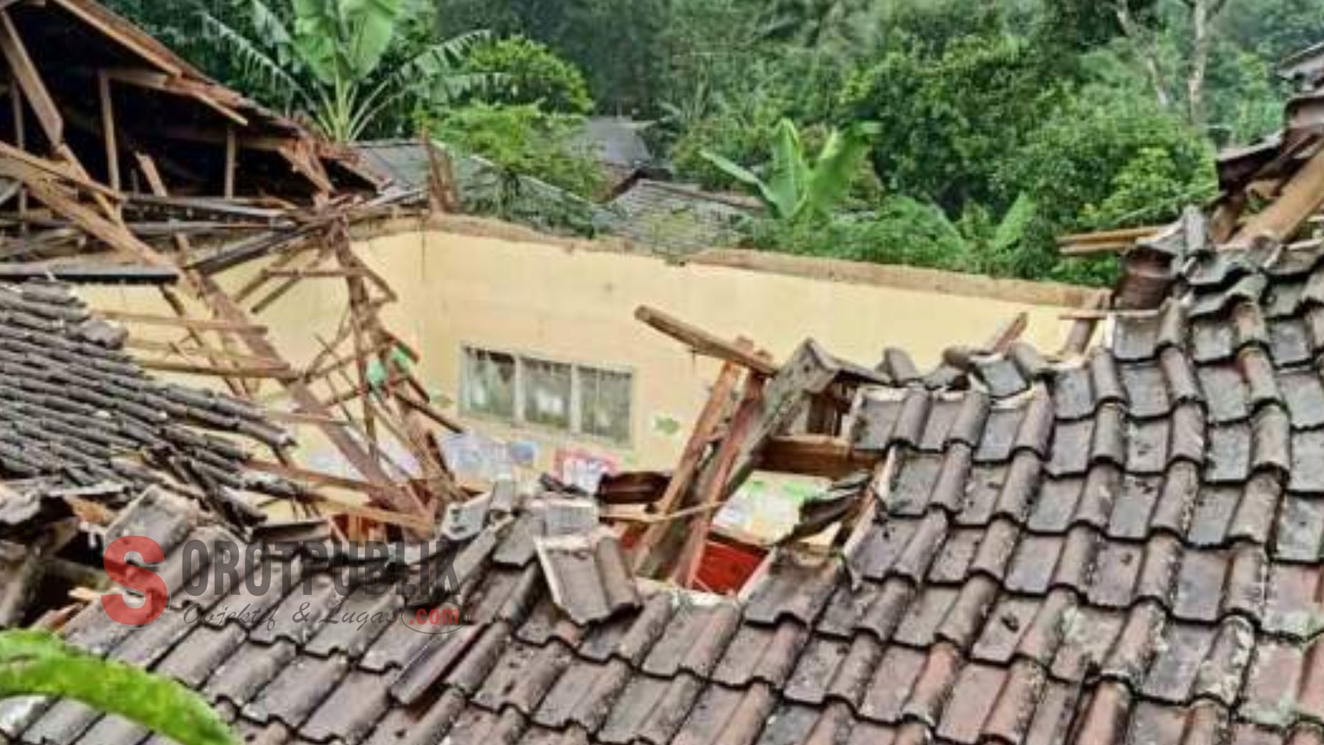 SDN Tenjojaya, Kecamatan Cidahu, Kabupaten Sukabumi yang ambruk.