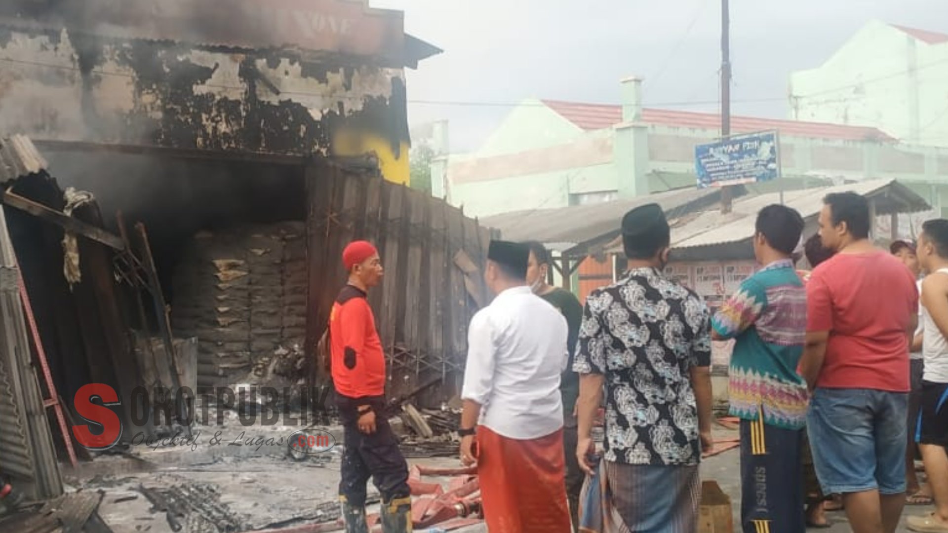 Toko Ananda yang hangus terbakar.