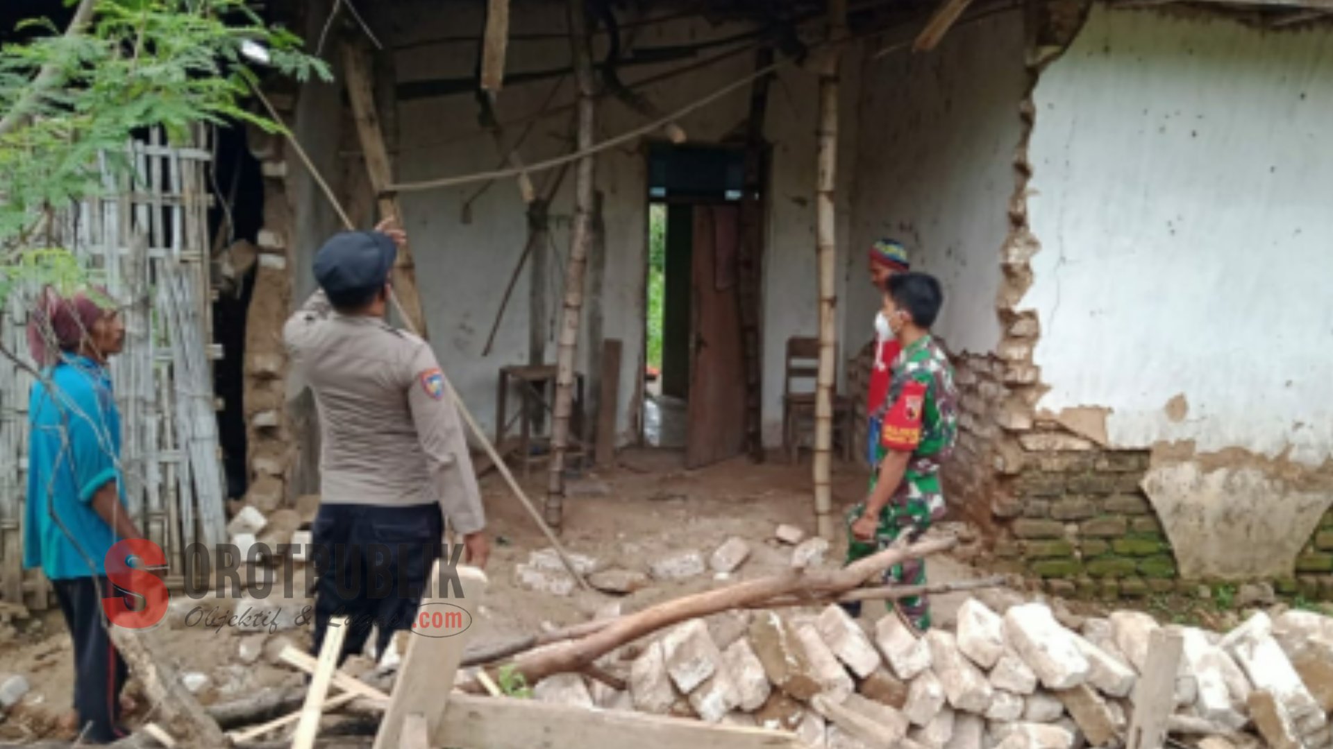 Kondisi rumah warga Ambunten Barat yang rusak parah.