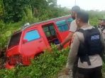 Mobil Minibus Seruduk Pengendara Sepeda Motor