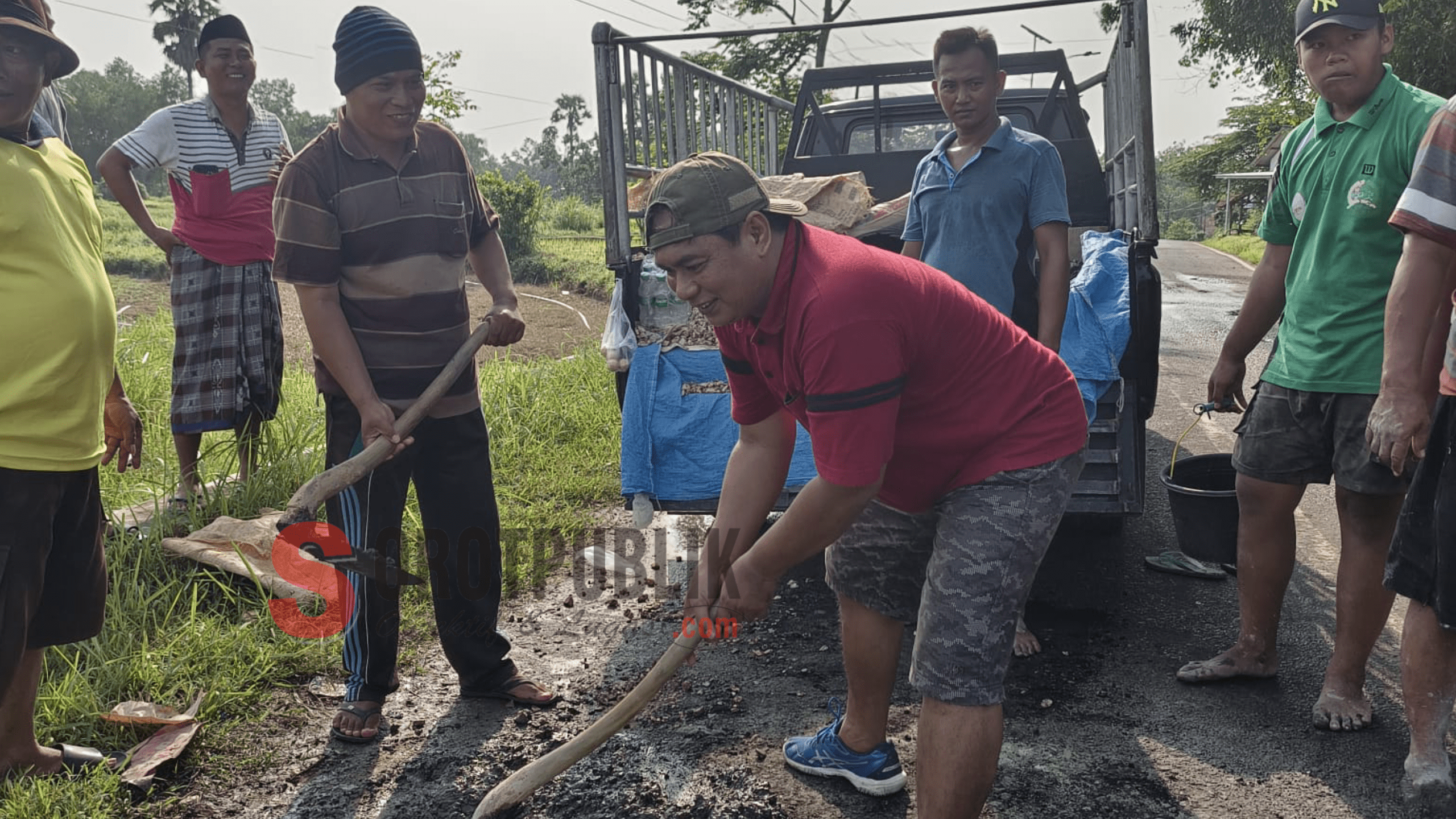 Komunitas Keles Kellas peduli jalan berlubang sedang melakukan tambal sulam jalan