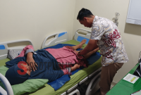 dr. Didik Permadi, Sp. KFR, saat memeriksa salah satu pasiennya di Poli Rehabilitasi Medik RSUDMA Kabupaten Sumenep