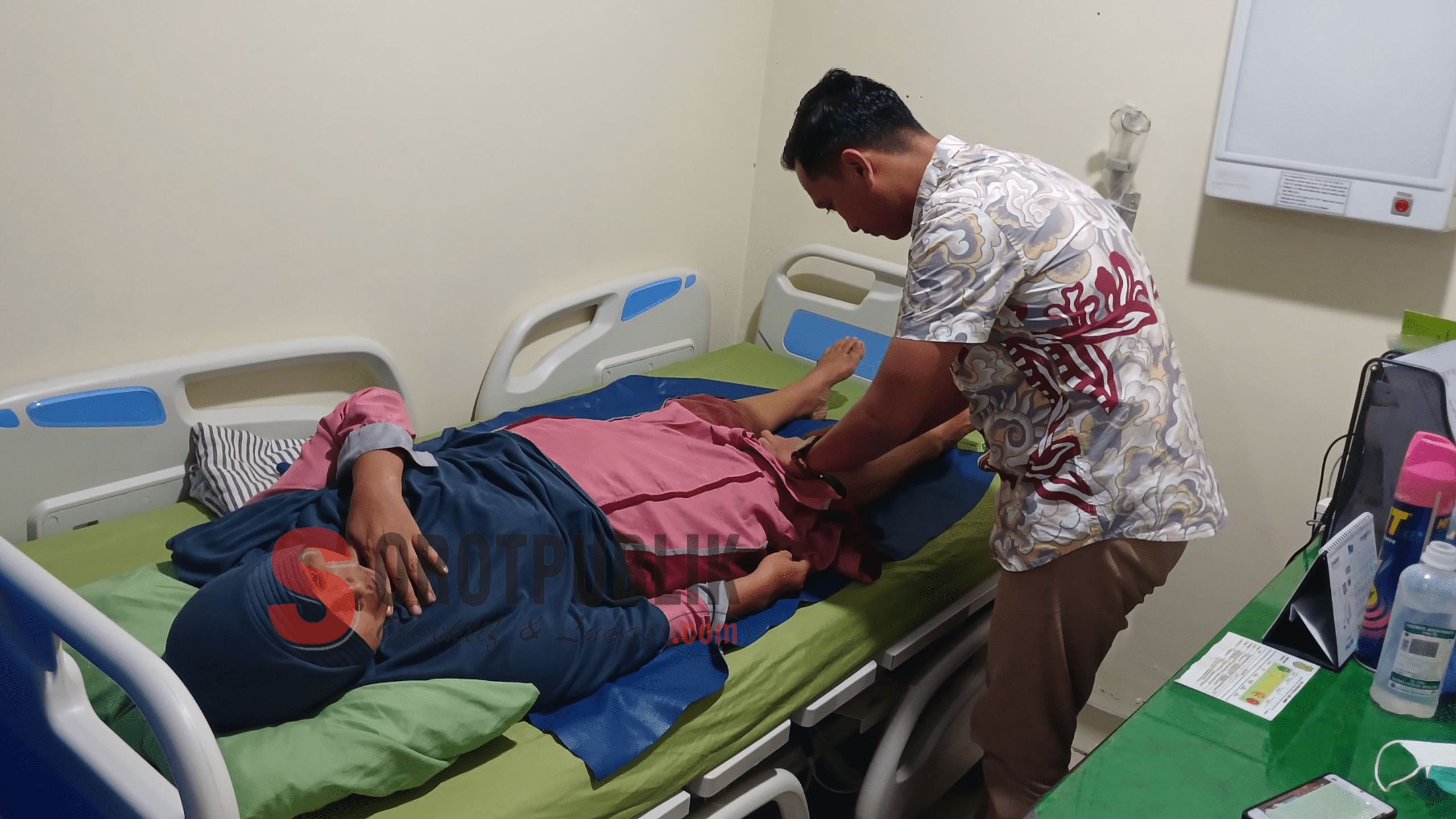 dr. Didik Permadi, Sp. KFR, saat memeriksa salah satu pasiennya di Poli Rehabilitasi Medik RSUDMA Kabupaten Sumenep