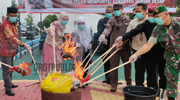 Plt Bupati Sumenep Musnahkan 37 Barang Bukti