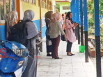 Sejumla Guru SDN 3 Waelata Gelar Aksi Mongok Menga
